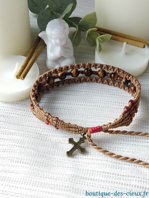 finition artisanale de bracelet macramé