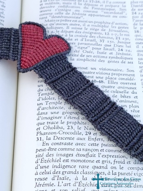 tissage macramé gris et rouge