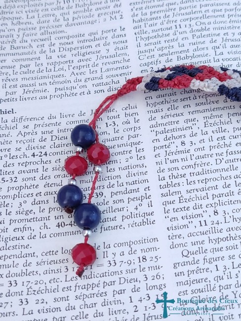 perles en verre bleu et rouge