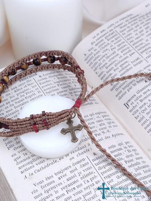 dizainier artisanal finition artisanale de bracelet macramé