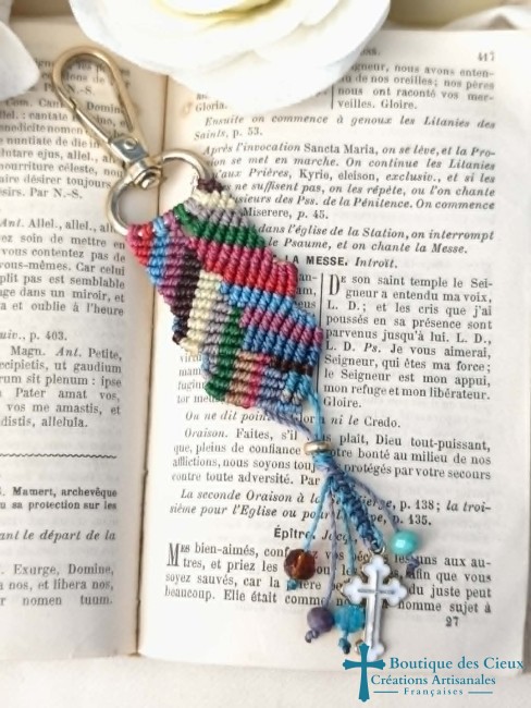 porte clés artisanal en micro macramé