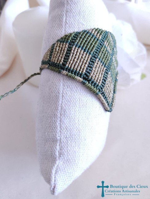 bracelet en micro macramé vert et doré