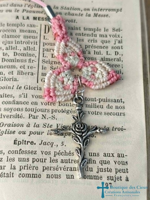 croix rose en relief argentée