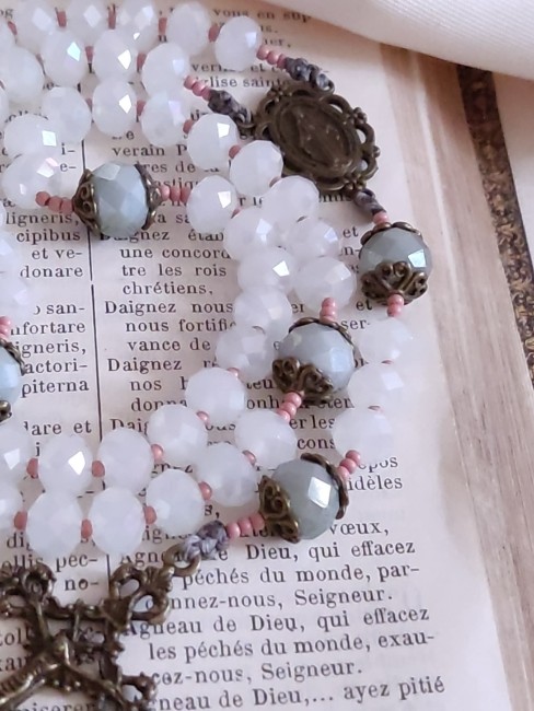 perles en verre blanc et gris