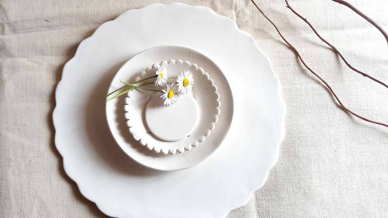 créations en céramique façonnées à la main, pensées pour s’intégrer avec justesse