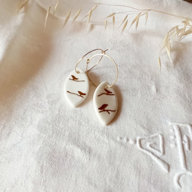 boucles artisanales céramique blanche oiseaux dorés créoles fines