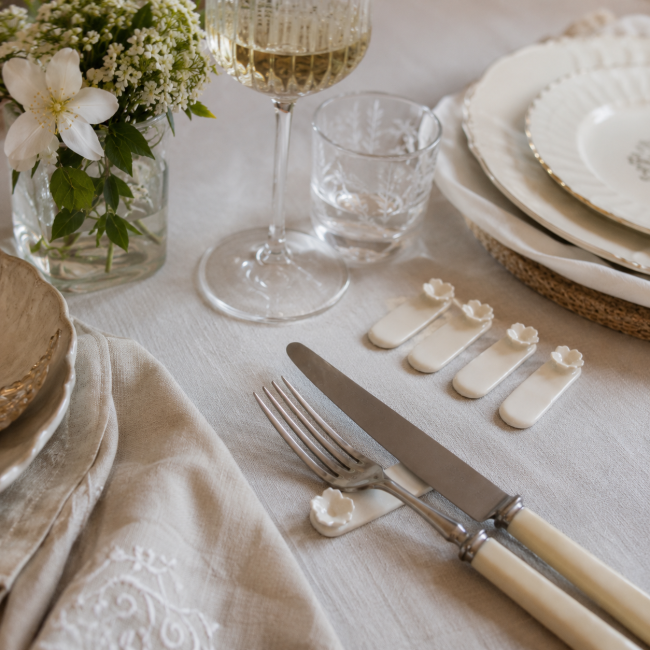 Porte-couteaux Hibiscus pour une table raffinée Porte couteaux céramique table chic élégante
