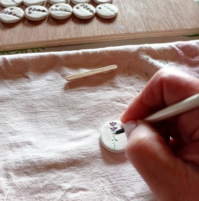 Fabrication artisanale du médaillon en porcelaine Fabrication à la main d’un médaillon en porcelaine avec empreinte de lavande
