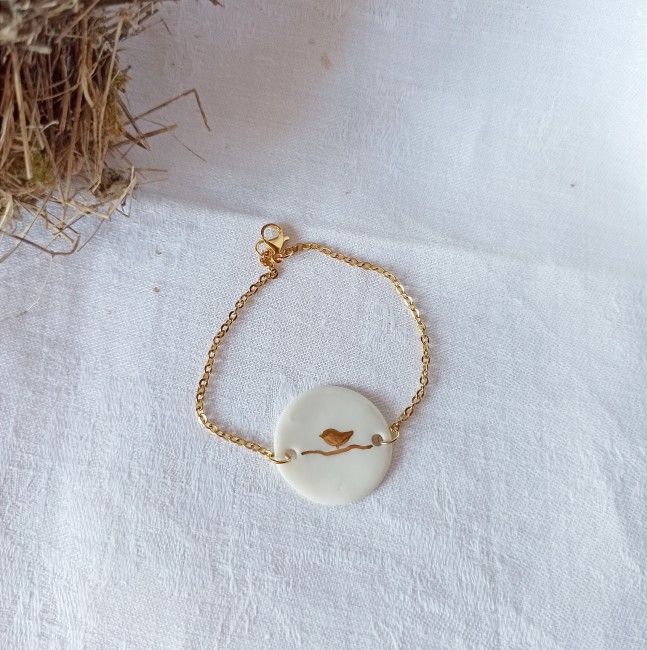BR44 - Bracelet oiseau en céramique et or – Bijou fait main, bracelet fin et poétique blanc et or 45€ (4) bracelet céramique oiseau or fait main sur fond textile naturel