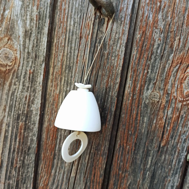 Clochette artisanale en céramique blanche