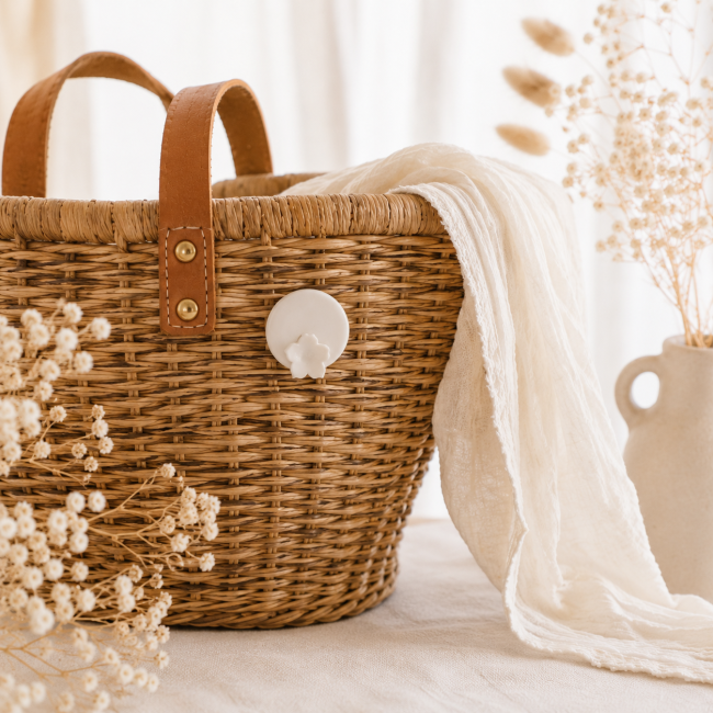 Bijou de panier artisanal en porcelaine blanche Broche céramique artisanale blanche avec fleur modelée
