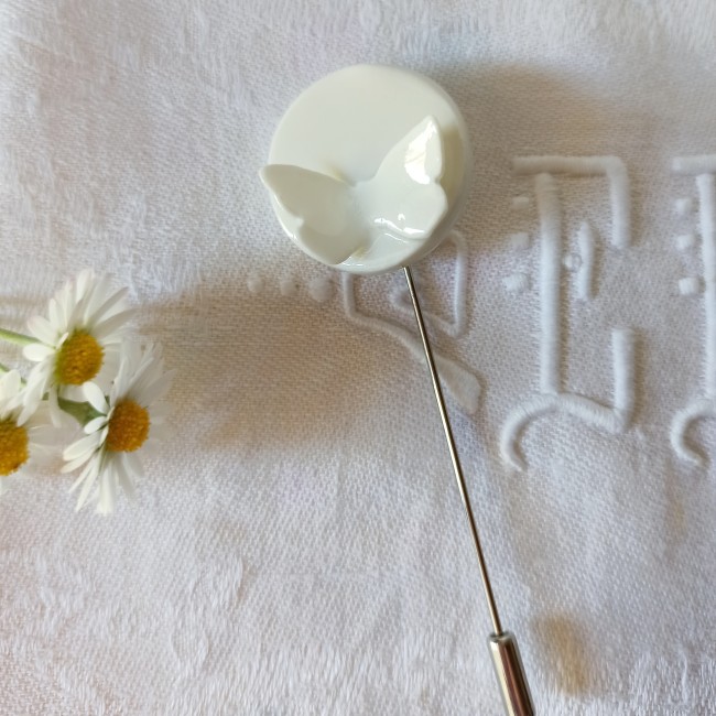 F9 - Fibule céramique papillon, broche en porcelaine blanche, épingle à chapeau argentée 25€ (5)
