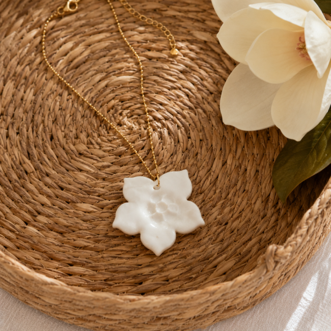 Collier femme en porcelaine blanche émaillée