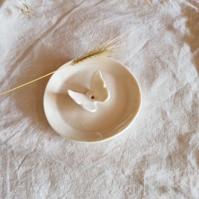 porte encens céramique avec tige encens et graminées fond textile