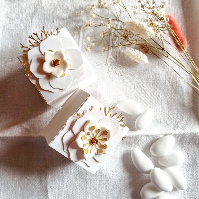 Boîte à dragées blanche ornée d'une fleur en porcelaine faite main