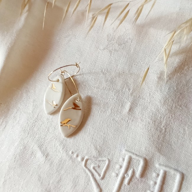 boucles d’oreilles poétiques femme céramique et or motif oiseau