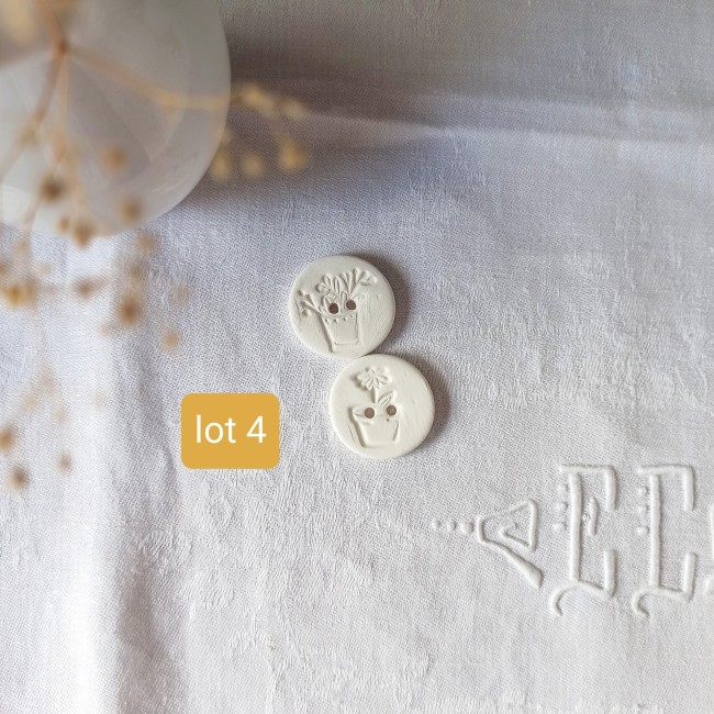 Lot 4 de boutons en porcelaine représentant de petits pots fleuris