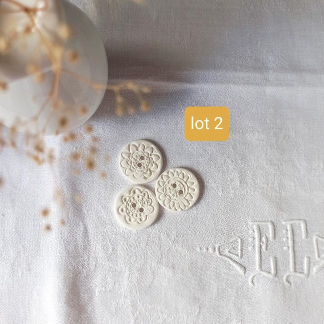 Lot 2 de boutons en porcelaine fleurs dentelées artisanales