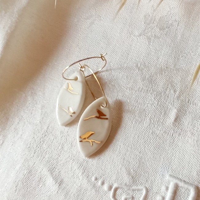 bijou fait main créoles dorées avec pendentif céramique oiseaux