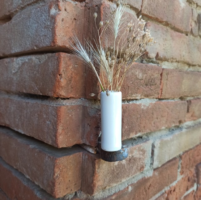 Petit vase magnétique fait main Soliflore aimanté en porcelaine avec quelques graminées séchées.