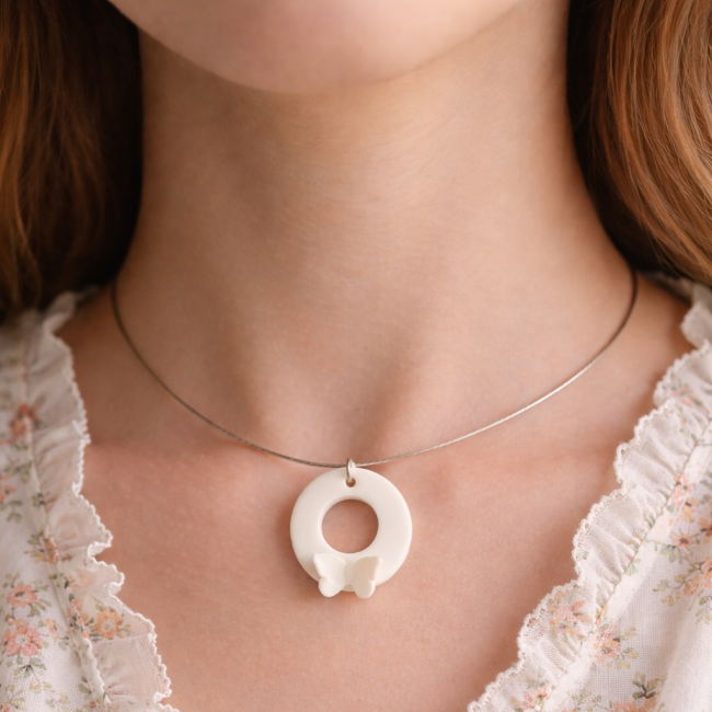 C100b - Collier court en céramique et acier inoxydable, pendentif donut papillon en porcelaine blanche - 40€ (6) Collier ras de cou porté, en céramique et acier inoxydable argenté, pendentif papillon