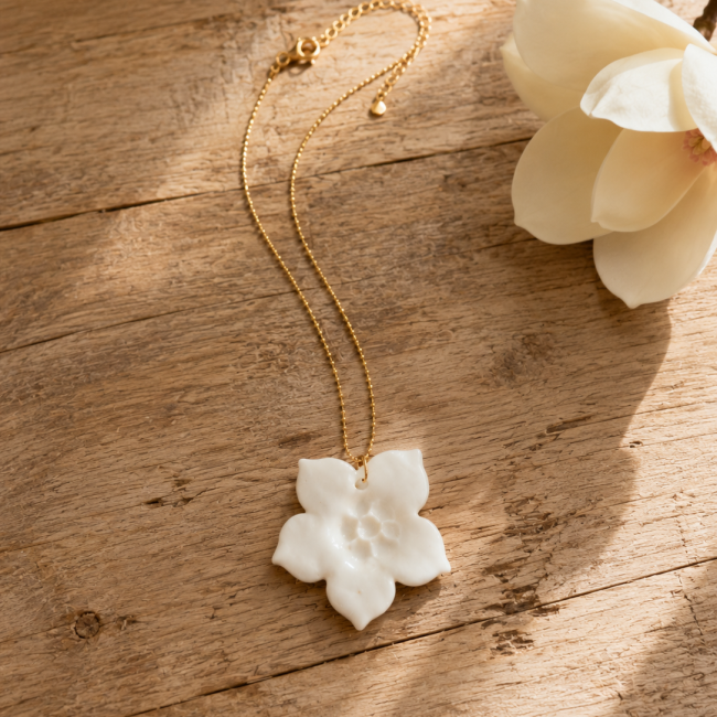 Fleur en céramique montée sur chaîne acier inoxydable doré