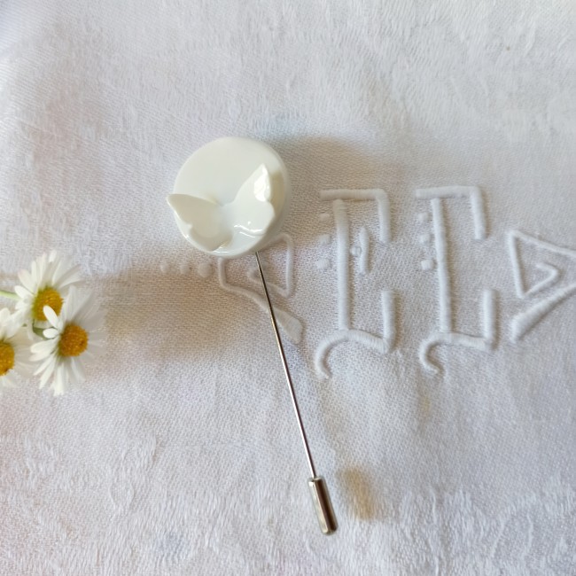 F9 - Fibule céramique papillon, broche en porcelaine blanche, épingle à chapeau argentée 25€ (1)