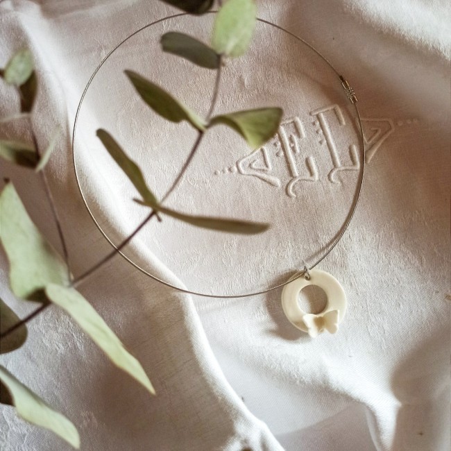 C100b - Collier court en céramique et acier inoxydable, pendentif donut papillon en porcelaine blanche - 40€ (2) Collier papillon en porcelaine blanche émaillée monté sur un torque argenté en acier inoxydable