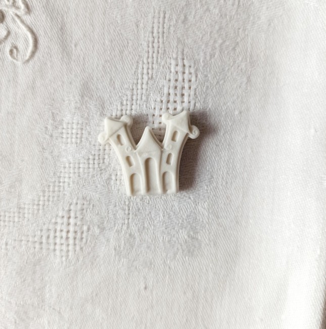 Broche château Halloween en porcelaine blanche non émaillée