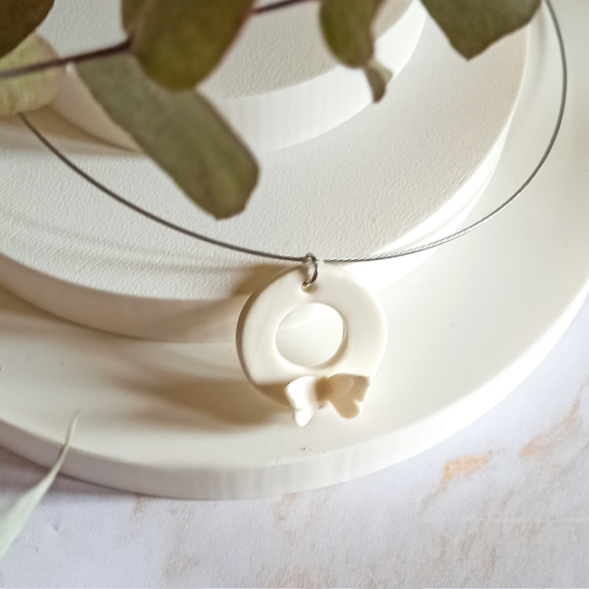 C100b - Collier court en céramique et acier inoxydable, pendentif donut papillon en porcelaine blanche - 40€ (2) Bijou artisanal collier court femme en porcelaine blanche et acier inoxydable