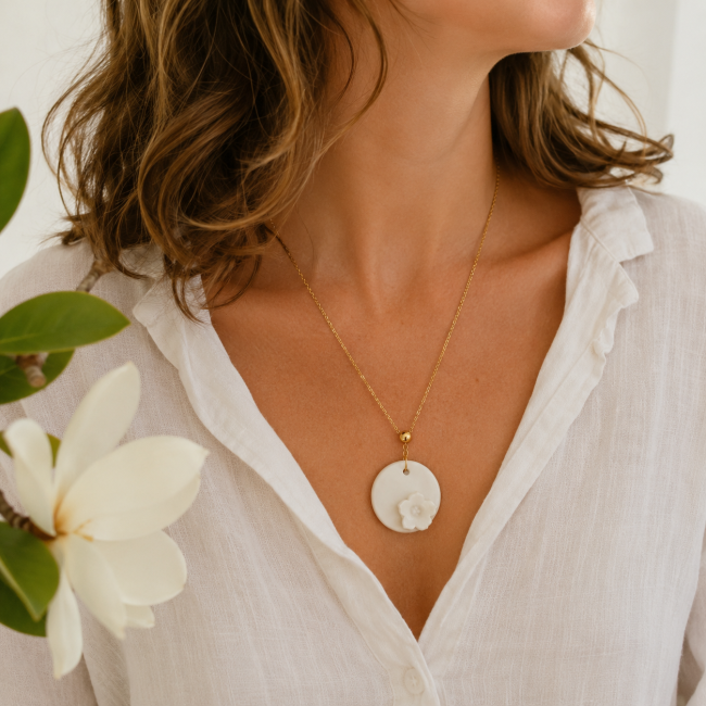 Collier en céramique blanche collection Hibiscus