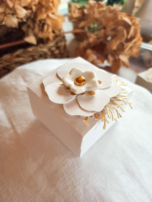 Boîte à dragées artisanale blanche et dorée pour cérémonie