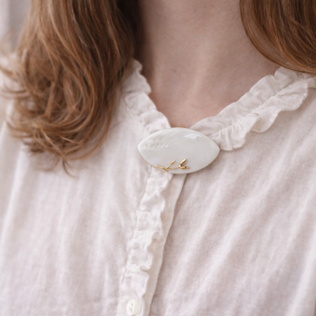 EP59A . Broches oiseaux en céramique et or, bijoux délicats, broches nature faites main - 36€