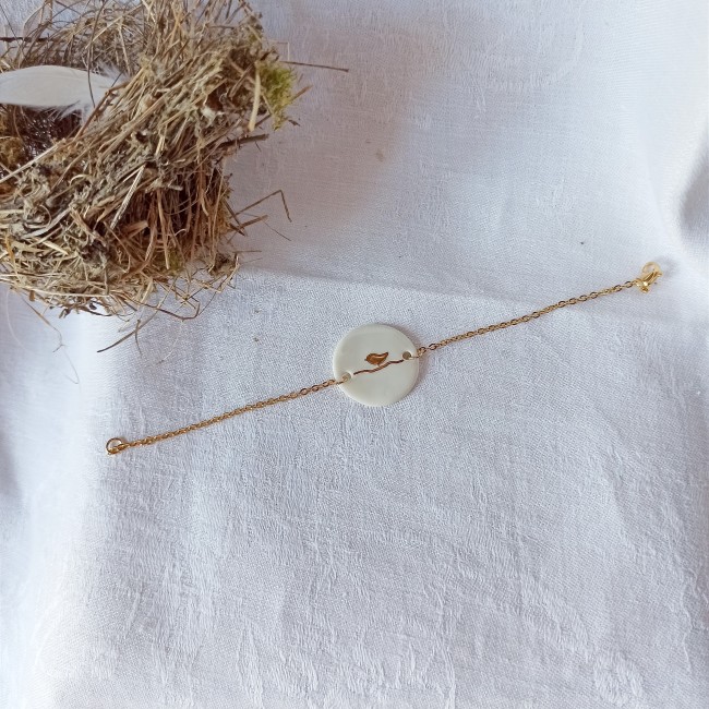 BR44 - Bracelet oiseau en céramique et or – Bijou fait main, bracelet fin et poétique blanc et or 45€ (5) détail bijou céramique fait main oiseau or chaîne fine