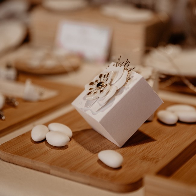 Boîte cadeau mariage décorée d'une fleur en porcelaine