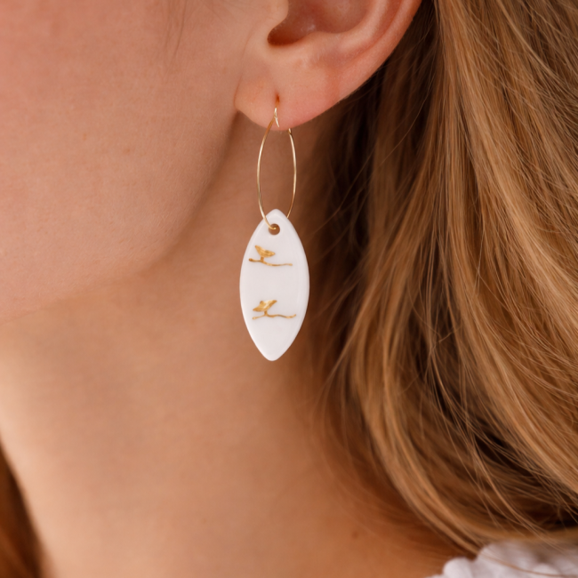 boucles d’oreilles portées créoles céramique oiseau or bijou fait main
