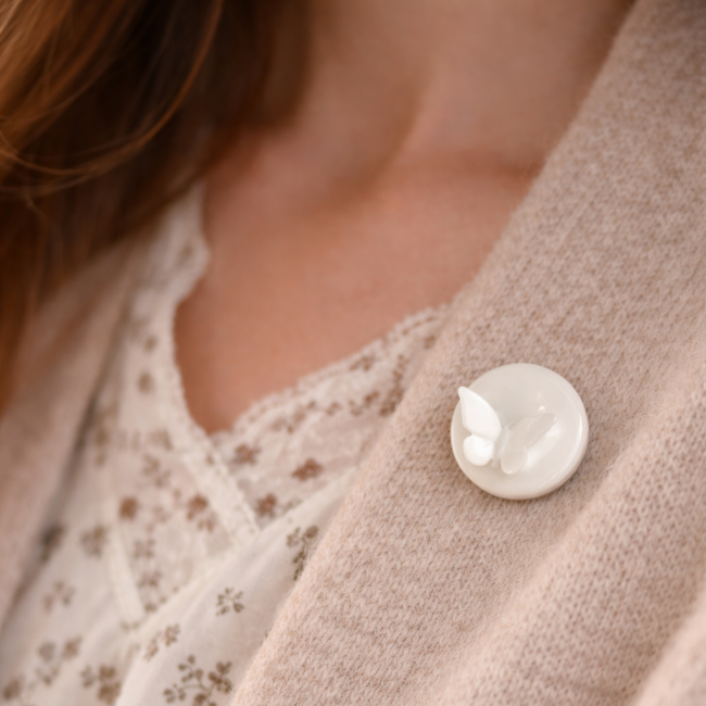 F9 - Fibule céramique papillon, broche en porcelaine blanche, épingle à chapeau argentée 25€ (3)