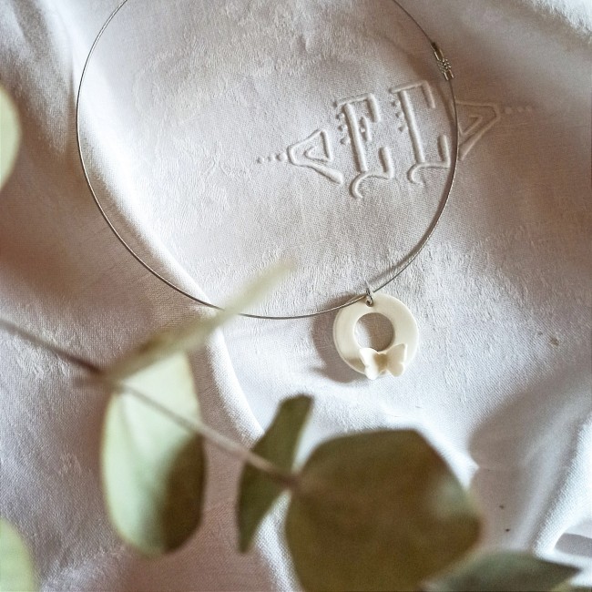 C100b - Collier court en céramique et acier inoxydable, pendentif donut papillon en porcelaine blanche - 40€ (1) Collier ras de cou en céramique et acier inoxydable, pendentif papillon en porcelaine