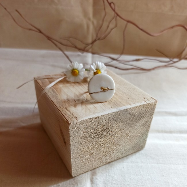 détail bague céramique oiseau doré bijou poétique