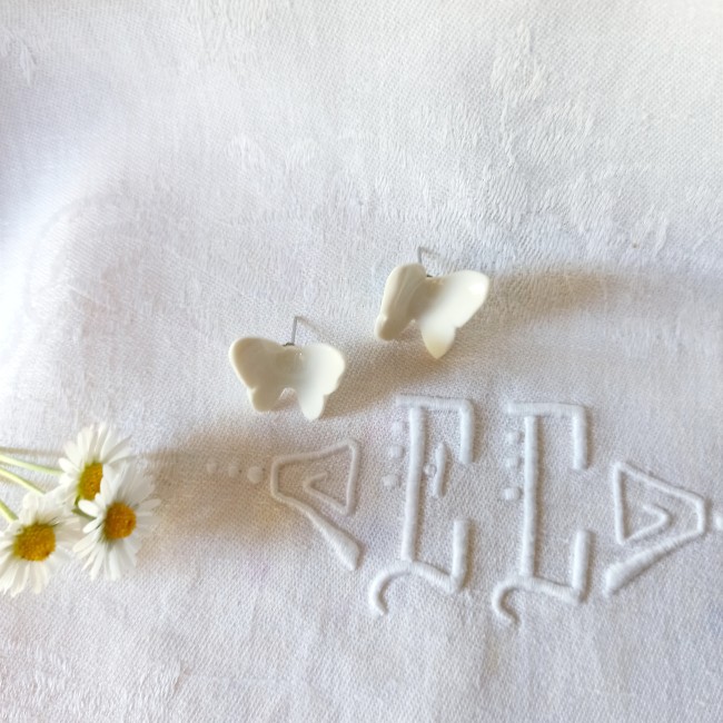 BO126 - Boucles d’oreilles puces papillon en céramique, porcelaine blanche et acier inoxydable 25€ (3) puces céramique artisanale papillon relief