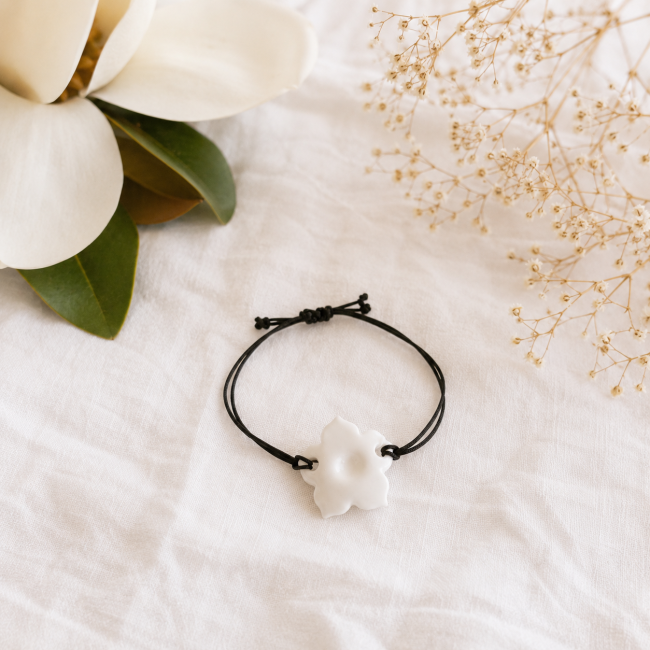 Bracelet fleur en porcelaine blanche réglable collection Hibiscus