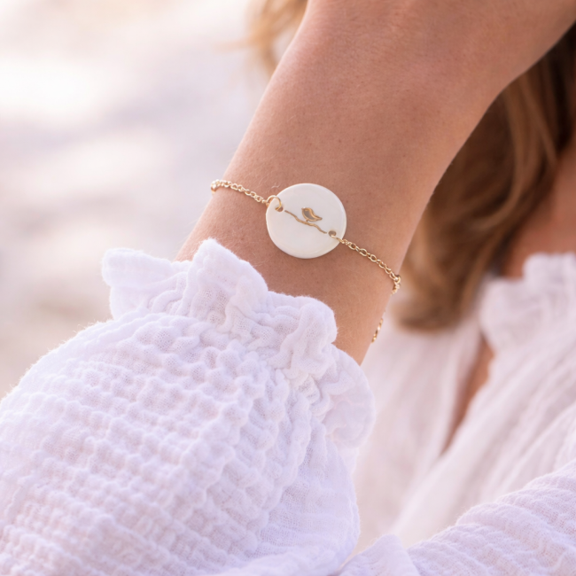 BR44 - Bracelet oiseau en céramique et or – Bijou fait main, bracelet fin et poétique blanc et or 45€ (1).. bracelet céramique blanche oiseau or fait main porté au poignet