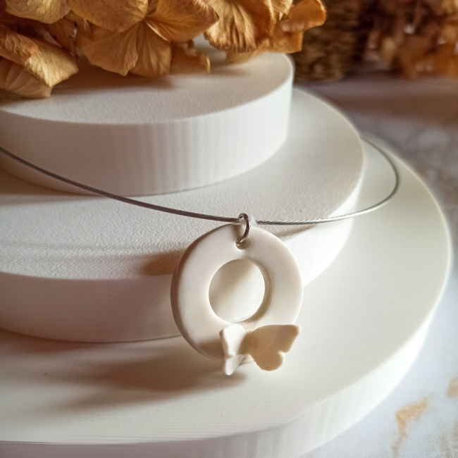 C100b - Collier court en céramique et acier inoxydable, pendentif donut papillon en porcelaine blanche - 40€ (3) Collier court en céramique avec pendentif donut papillon en porcelaine blanche sur tour de cou acier inoxydable