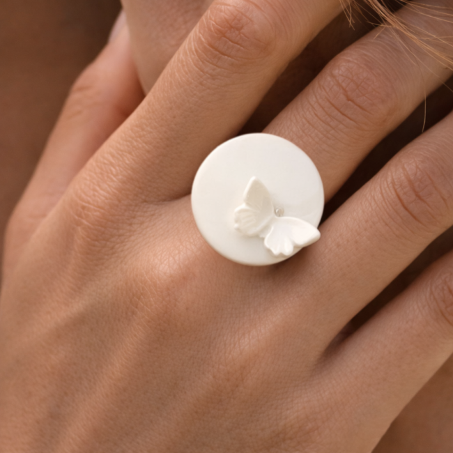 bague portée faite main cabochon céramique papillon poétique