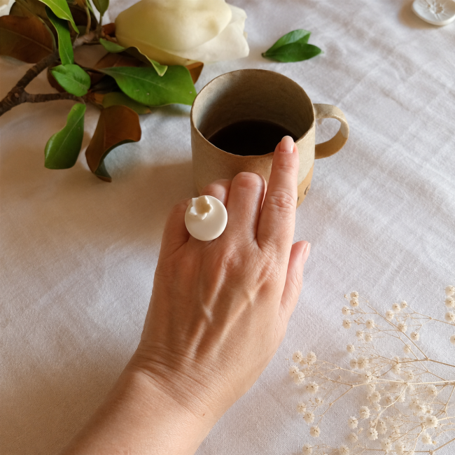 Bijou femme en porcelaine blanche fait main