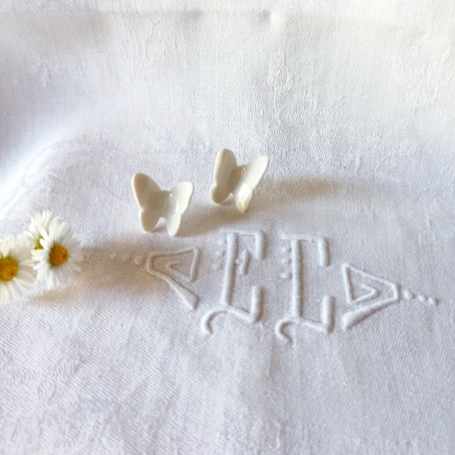 BO126 - Boucles d’oreilles puces papillon en céramique, porcelaine blanche et acier inoxydable 25€ (1) boucles oreilles céramique papillon porcelaine blanche