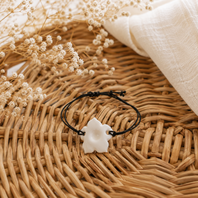 Bracelet artisanal en céramique blanche sur cordon noir