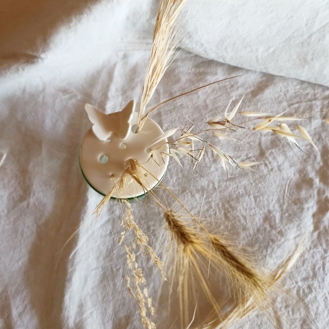 pique fleurs artisanal céramique blanche décoration végétale