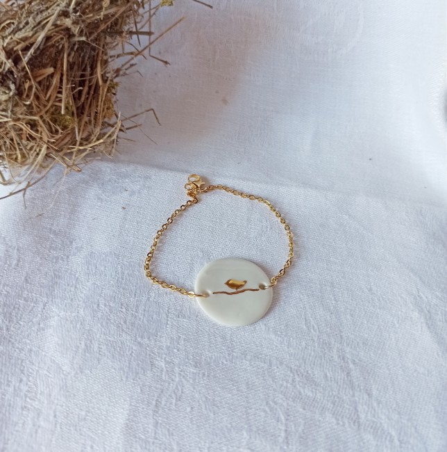 BR44 - Bracelet oiseau en céramique et or – Bijou fait main, bracelet fin et poétique blanc et or 45€ (3) bracelet fait main céramique et or bijou poétique femme