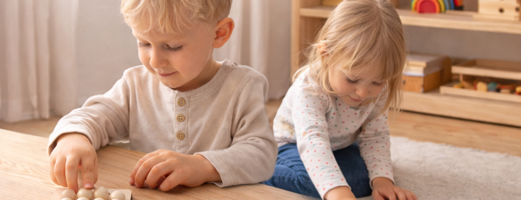 Deux enfants jouent ensemble avec un jeu éducatif Montessori en bois pour apprendre à compter